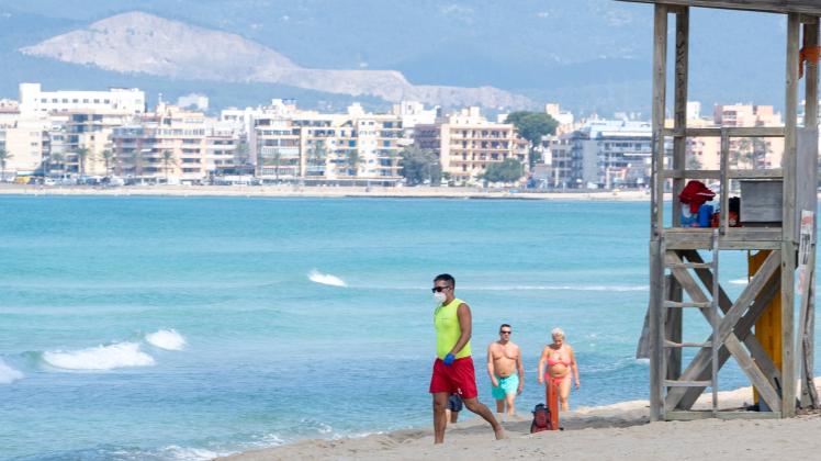 Nach dem Corona-Shutdown - Vor dem Neustart des Tourismus auf Mallorca Spanien Szenen aus Playa de Palma - Rettungsschwi