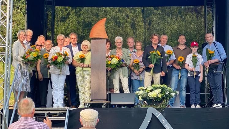 Geballte Ehrenamts-Power auf der Bühne im Pfarrgarten Holte: Die Gemeinde Bissendorf hat ihre Ehrenamtlichen ausgezeichnet. 