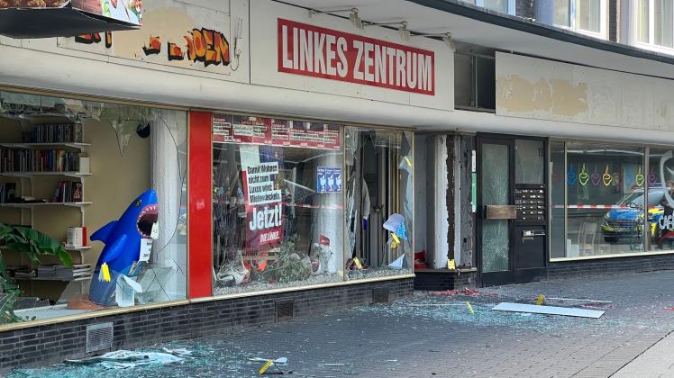 Das Parteibüro der Linken und mehrere Geschäfte sind bei der Explosion beschädigt worden. Foto: Justin Brosch/dpa