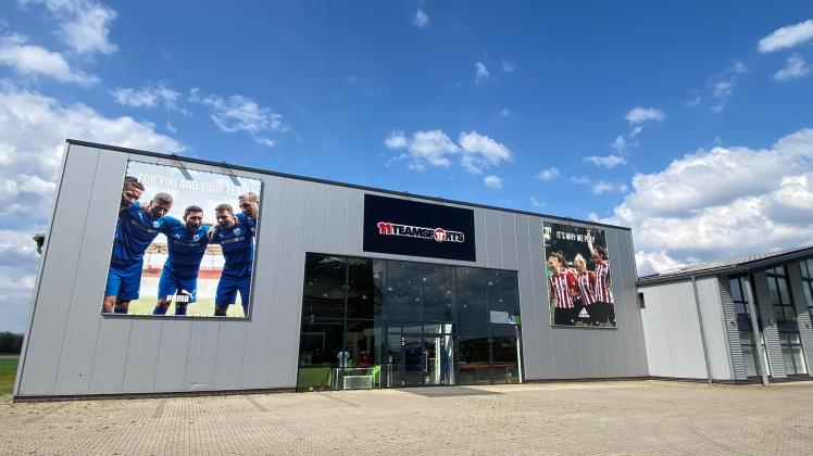 An der Außenfassade der Verkaufsräume in Niederlangen prangt bereits der Name des neuen Inhabers: 11teamsport. 