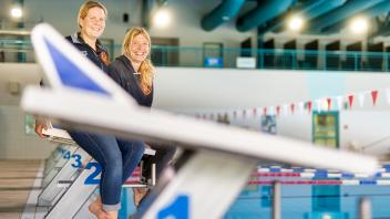 Schwimmwartin Ulrike Thielemann und Trainerin Felicitas Hornschuh hoffen auf die Campusbad-Erweiterung.