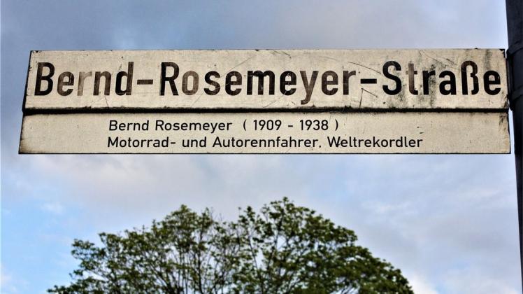 Wie wird die Bernd-Rosemeyer-Straße in Lingen künftig heißen? Weiter nach dem berühmten Rennfahrer - und SS Mitglied? Wieder Bahnhofstraße? Oder nach dem früheren jüdischen Kaufmann Fredy Markreich? Darüber entscheidet jetzt der Stadtrat.