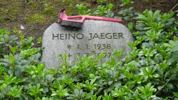 Frisch geputzt am 25. Todestag: Das Ehrengrab von Heino Jaeger auf dem Oldesloer Friedhof