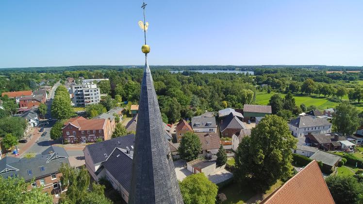 Rund um den Kirchturm sei viel Bewegung in der Gemeinde, meinte Bornhöveds  Bürgermeister Reinhard Wundram. Leider wurde ein Obergeschoss für ein Café am Badehaus von der Bauverwaltung des Kreises abgelehnt.