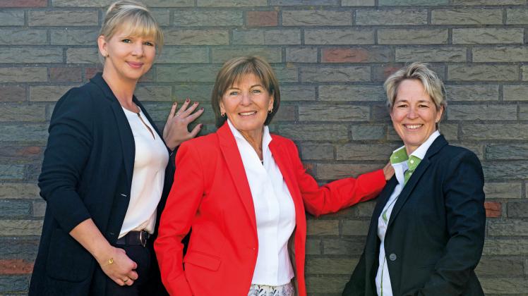 Die Geschäftsführung gibt Annemarie Reckmann (Mitte) an ihre langjährigen Mitarbeiterinnen Christina Vettor (links) und Kathrin Sommer ab.