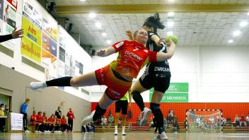 Sprungwurf von Lotta Heider (Flames) , dahinter Simona Stojkovska (Zwickau) Handball Frauen 1.Bundesliga 2021/22 BSV Sa
