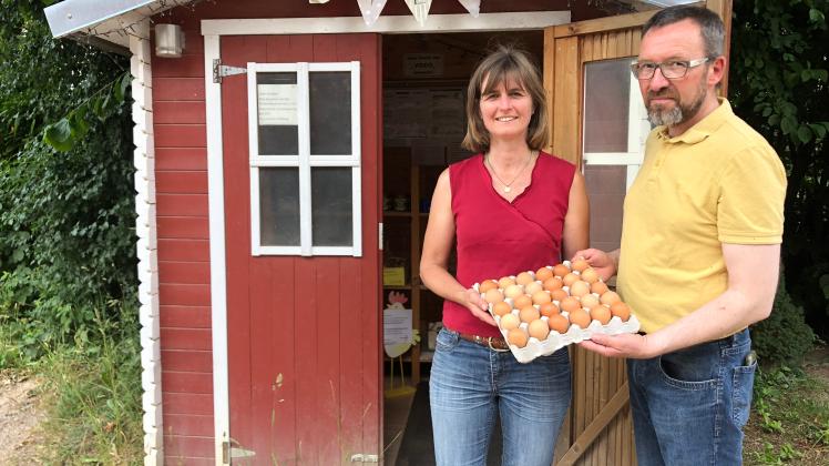 Nicole und Frank Frohberg verkaufen im Nebenerwerb Eier in Eutin.