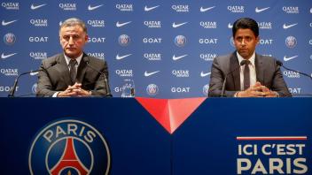 Christophe Galtier (l), neuer Trainer von Paris Saint-Germain, und Nasser al-Khelaifi, Präsident des Vereins. Foto: Thomas Padilla/AP/dpa