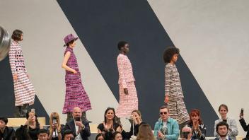 Kreationen von Chanel werden bei den Haute-Couture-Schauen für Herbst/Winter 2022-2023 in einem Reitstall am Bois de Boulogne präsentiert. Foto: Michel Euler/AP/dpa