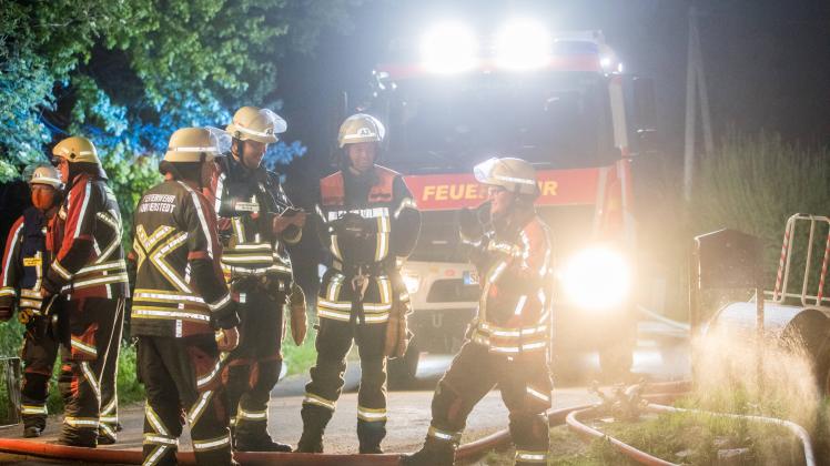 Großbrand in Norderstedt 07.05.20 - Norderstedt: Gegen 21:15 Uhr wurde die Feuerwehr über ein Feuer eines Schuppens im S