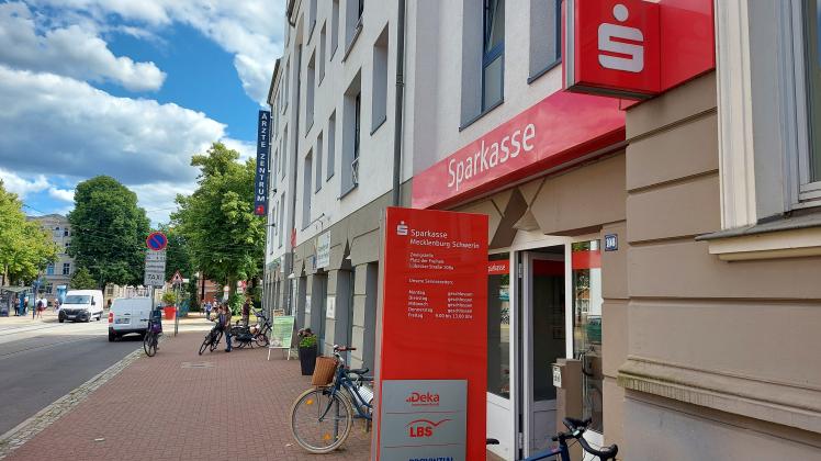 Die Sparkassenfiliale am Platz der Freiheit in Schwerin gehört zu den sechs Zweigstellen, die bis zum Jahresende geschlossen werden sollen.