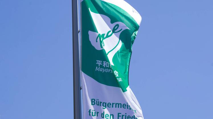 Vor dem Theater und Konzerthaus in Solingen wehte am 8 Juli 2018 die Fahne der internationalen Frie