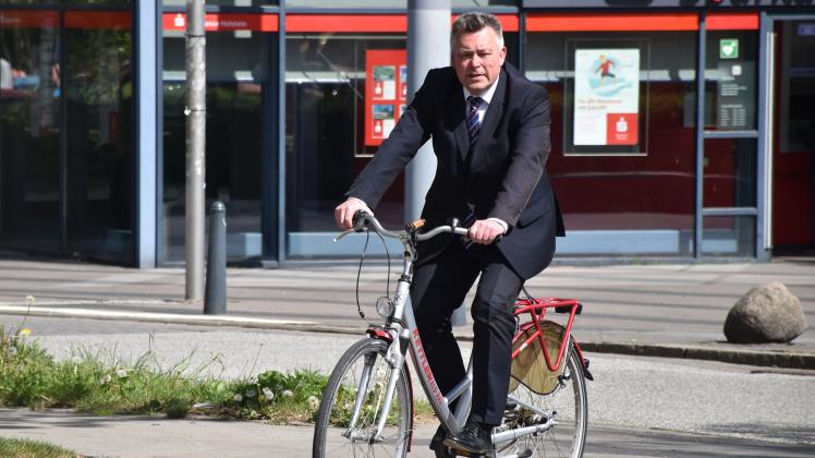 Bad Oldesloes Bürgermeister Jörg Lembke nutzt das Fahrrad auch außerhalb des Stadtradelns im Alltag. 