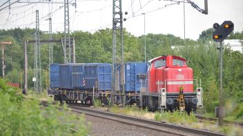 Bei Rangierarbeiten im Meppener Bahnhof entgleiste am Dienstag der letzte Waggon dieses Güterzuges. 