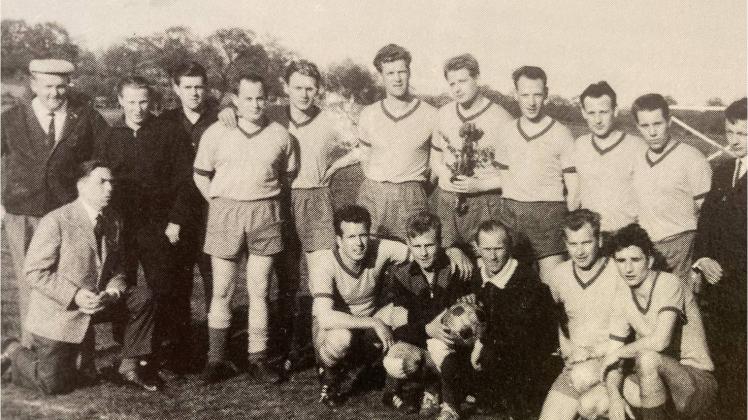 Die erfolgreiche Herrenmannschaft von 1963/64 schaffte den Aufstieg in die Bezirksliga. Auf dem Mannschaftsbild der Zweite von links: Johannes Schneider, TUS Vorsitzender in dieser Zeit und späterer Bürgermeister. Nach ihm wurde die Sporthalle benannt.