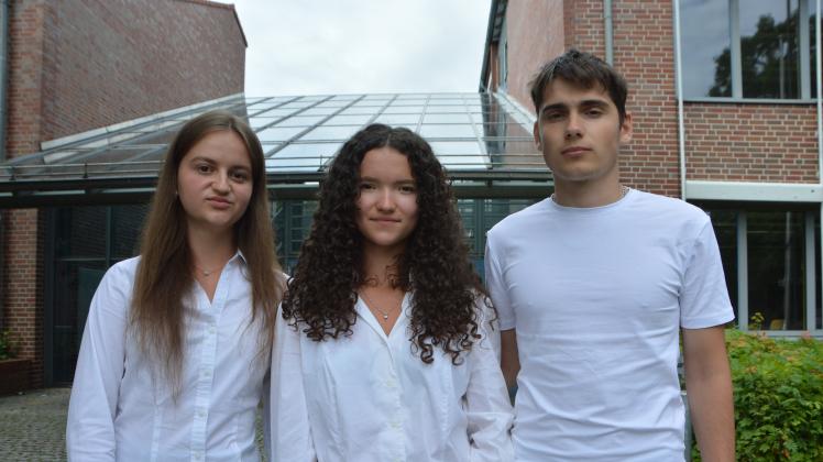 Alina Kozhemiaka (l.), Maryna Babets und Illia Portnov aus Kriviy Rih gehen zum RBZ und lernen Deutsch.
