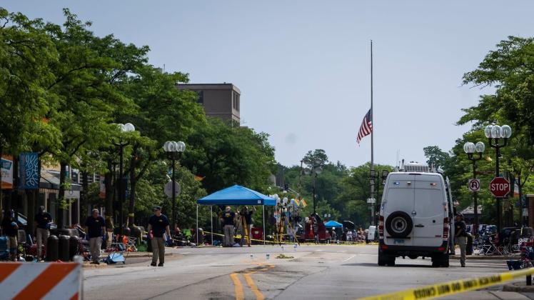 Eine US-amerikanische Flagge weht am Tag nach dem Massaker in Highland Park auf halbmast. Foto: Ashlee Rezin/Chicago Sun-Times/AP/dpa