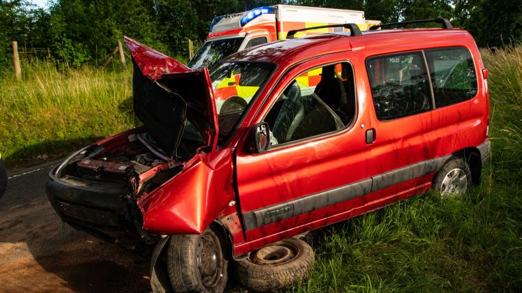 Bei einem schweren Verkehrsunfall in der Nähe von Hohwacht (Ostsee) prallte ein Auto gegen einen Baum. Der Fahrer wurde bei dem Aufprall schwer verletzt und kam mit einem Rettungshubschrauber in die Uni-Klinik nach Kiel.