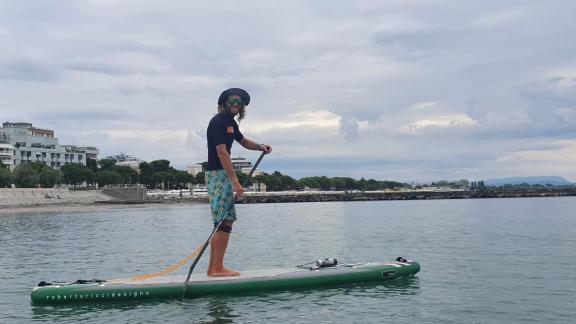 ARCHIV - Auch Stand-Up-Paddling ist bei ruhiger See vor Grado möglich. Foto: Alexandra Frank/dpa-tmn ARCHIV - Auch Stand-Up-Paddling ist bei ruhiger See vor Grado möglich. Foto: Alexandra Frank/dpa-tmn