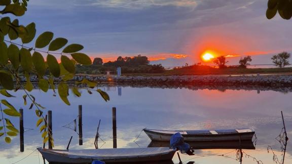 ARCHIV - Gerade zu kitschig-romantisch: Ein Sonnenuntergang über der Lagune. Foto: Alexandra Frank/dpa-tmn ARCHIV - Gerade zu kitschig-romantisch: Ein Sonnenuntergang über der Lagune. Foto: Alexandra Frank/dpa-tmn