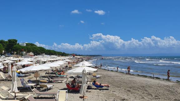 ARCHIV - Kinderfreundliche Strände, gute Wasserqualität: Wer will, kann in Grado auch nur Badeurlaub machen. Foto: Alexandra Frank/dpa-tmn ARCHIV - Kinderfreundliche Strände, gute Wasserqualität: Wer will, kann in Grado auch nur Badeurlaub machen. Foto: Alexandra Frank/dpa-tmn