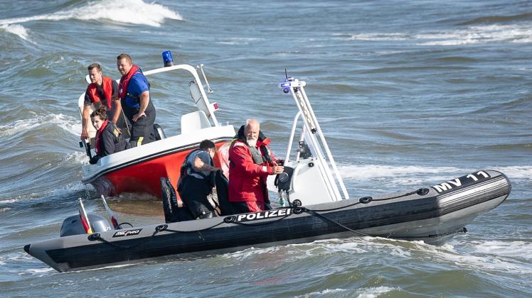 Das Polizeischlauchboot â€žMV 11â€œ auf Vermisstensuche vor dem Strand von Boltenhagen.