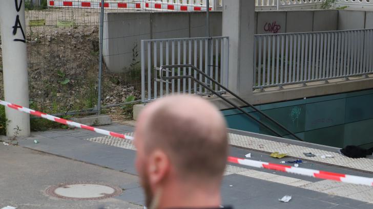 Einer der Eingänge zum Bahnhof Pinneberg ist am frühen Mittwochmorgen abgesperrt. Die Polizei ermittelt nach einer Gewalttat.
