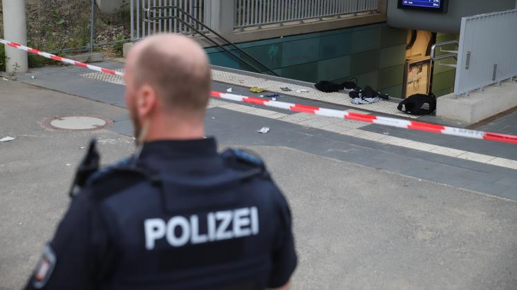 Einer der Eingänge zum Bahnhof Pinneberg ist am frühen Mittwochmorgen abgesperrt. Die Polizei ermittelt nach einer Gewalttat.