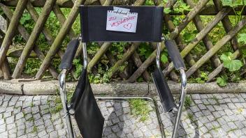 Zu verschenken Schild an einem kaputten Stuhl abgestellt auf dem Bürgersteig in der Lausitzer Straße in Berlin Kreuzber