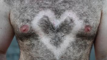 Auf frische Klinge achten: Brusthaare rasieren ohne Irritationen