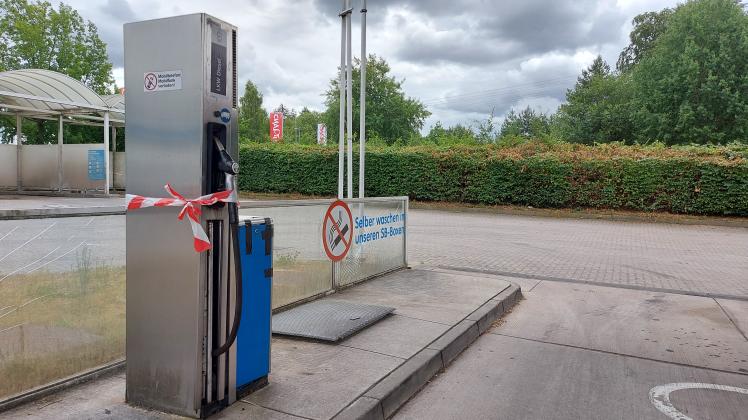 Die Zapfsäule an der Aral-Tankstelle in Schwerin wurde abgesperrt. Flüssigkeit soll allerdings nicht ausgetreten sein. 