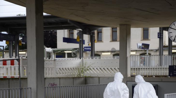 Der Pinneberger Bahnhof am Mittwochvormittag: Die Spurensicherung ist nach der Gewalttat im Einsatz.