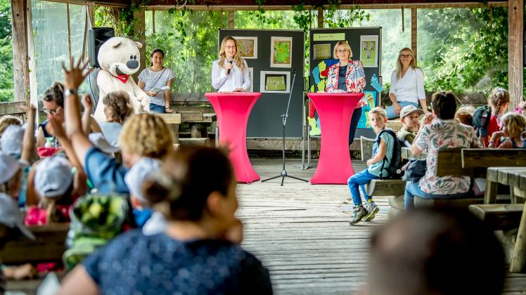 Im Zoo Osnabrück fand jetzt die Abschlussfeier der Kindermeilen-Kampagne statt. Landrätin Anna Kebschull (links) und Oberbürgermeisterin Katharina Pötter überreichten den teilnehmenden Kindern Urkunden für ihre Klimaschutzaktiviäten.