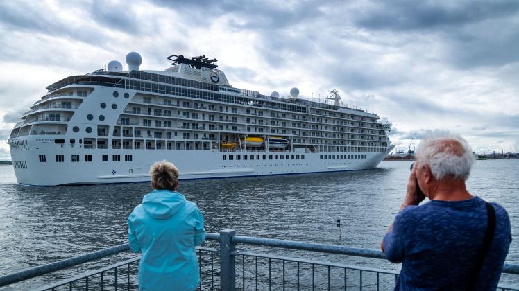 Kreuzfahrtschiff "The World" läuft im Wismarer Hafen ein
