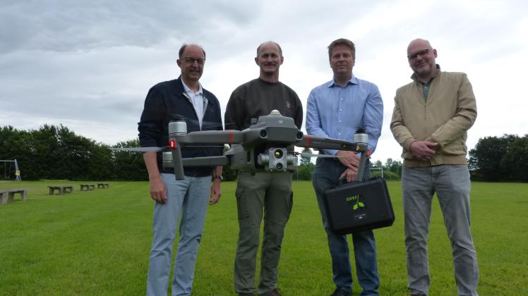 Die Drohne ist eine Spende von Gunther Störmer (zweiter von rechts, Projektentwickler bei Enerparc), der zusammen mit Gerriet Arndt (rechts, von Solarwind) den Solarpark betreibt. Es freuen sich Krogaspes Bürgermeister Nils Höfer (links) und Jagdvorsteher Hans-Jürgen Först.