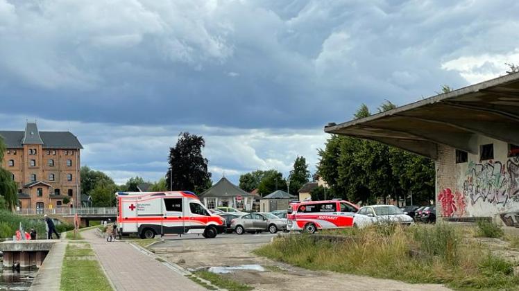 Am Hafen in Bützow steigen Feuerwehr und Notarzt in das Schlauchboot