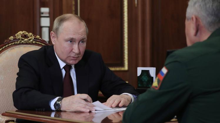 Russia Putin 8229459 04.07.2022 Russian President Vladimir Putin meets with Russian Defence Minister Sergei Shoigu at M