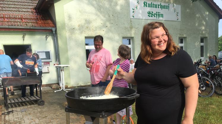 Vor dem Kulturhaus beim Grillen: Anna Bernheiden hatte die Idee eines kleinen Kochkurses für alle Generationen