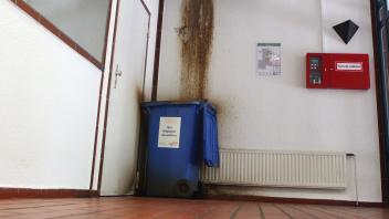Abwasser und Fäkalien tropfen von der Decke, an der Wand bilden sich braune Stellen. Diesen Durchgangsbereich eines Hochhauses an der Wilhelm-Raabe-Straße müssen täglich Mieter passieren. 