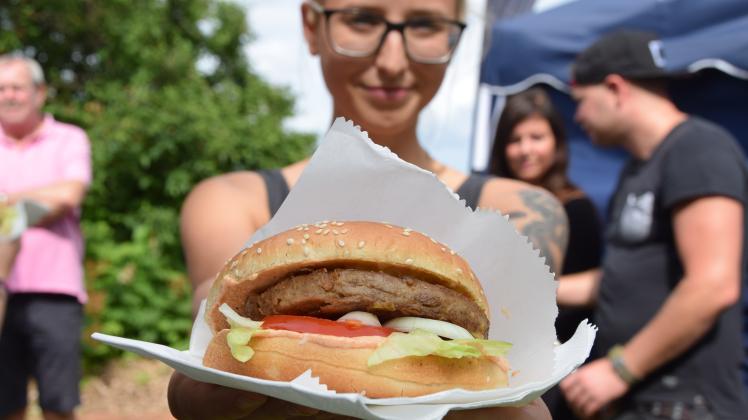 Lena Schmidt vom Café Blattgold präsentiert einen veganen Burger. Statt Hackfleisch besteht der  Pattie aus Weizen- und Sojaeiweiß.  Haase