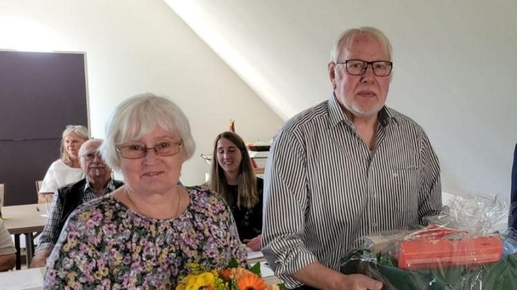 Blumen und einen Präsentkorb gab es für Leni und Anton Wilkens als Anerkennung für ihre treuen Hausmeister-Dienste.