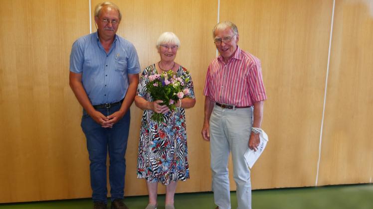 Prisdorfs Bürgermeister Rolf Schwarz (BbP, links) bedankte sich bei Manfred Uhl für sein politisches Engagement und Frauke Uhl, die ihren Mann stets unterstützt hat.