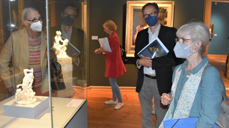 fast 400 Jahre alt ist die aus Elfenbein gefertigte Skulptur „Herkules und Cacus“ von David Heschler. Ein Glanz-Stück der Ausstellung, finden die Kuratoren Dr. Karin Möller und Dr. Gero Seelig (v.r.).