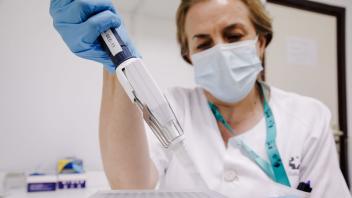 ARCHIV - Eine Krankenschwester bereitet einen PCR-Tests zur Erkennung des Affenpockenvirus vor. Foto: Carlos Luján/EUROPA PRESS/dpa/Symbolbild