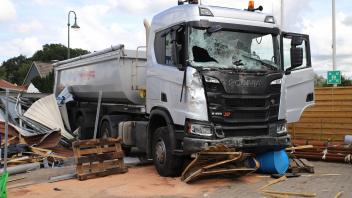 Lkw-Unfall in Moorrege: Der Laster kam nach dem Unfall auf einem Betriebsgelände zum Stehen. Der Fahrer wurde leicht verletzt.