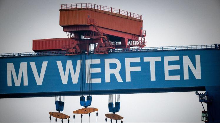 ARCHIV - Laufkatzen hängen am Bockkran der MV-Werft in Rostock-Warnemünde. Foto: Jens Büttner/dpa-Zentralbild/dpa/Archivbild