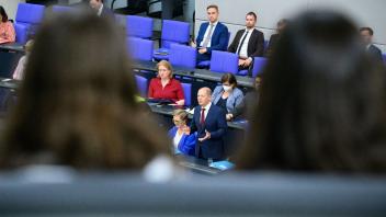 Bundeskanzler Olaf Scholz bei der Regierungsbefragung im Bundestag. Foto: Bernd von Jutrczenka/dpa