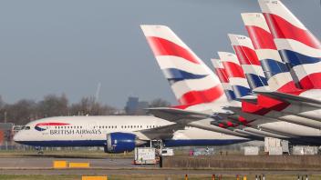 ARCHIV - Flugzeuge von British Airways werden bis in den Herbst deutlich weniger abheben als zunächst geplant. Foto: Steve Parsons/PA Wire/dpa