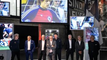 Ehemalige Fußball-Nationalspieler bei der Eröffnung der Ausstellung zum 40. Jahrestag der Nacht von Sevilla im Deutschen Fußballmuseum. Foto: Bernd Thissen/dpa
