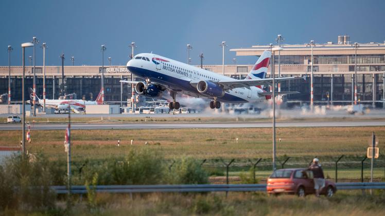 Ein vom Flughafen Berlin Brandenburg ( BER ) gestartetes Flugzeug der Fluggesellschaft British Airways am 9. Juni 2022.